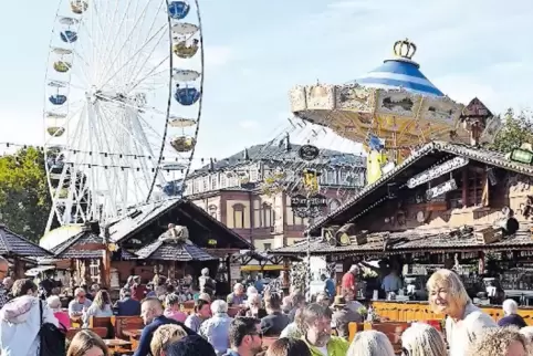 Das Riesenrad ist einer der Anziehungspunkte beim Weinfest.