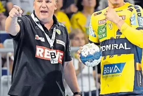 Zwei Strategen: Löwen-Trainer Nikolaj Jacobsen und Andy Schmid (rechts).