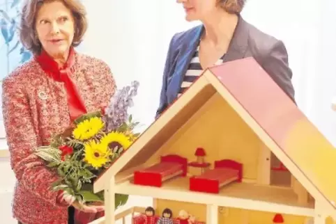 Königin Silvia (links) besichtigte am Donnerstag das Kinderschutzzentrum in Leipzig.
