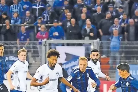 1750 Zuschauer erlebten diese Szene mit dem später verletzt ausgewechselten FKP-Angreifer Dennis Krob, Salif Cisse, Dorian Dirin