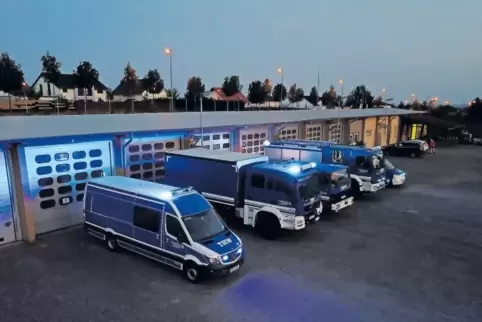 Der aktuelle Fuhrpark des Zweibrücker THW, fotografiert bei Nacht.