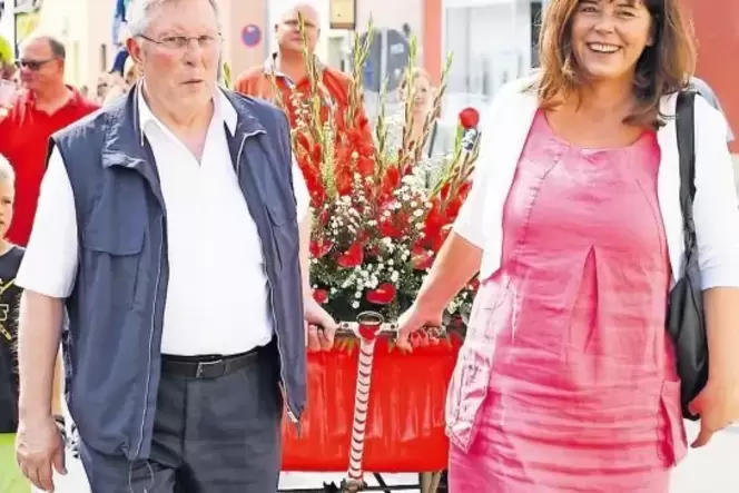 Hier zieht er beim Oppauer Umzug noch den Karren mit Oberbürgermeisterin Jutta Steinruck: Udo Scheuermann (73, SPD). Im Mai 2019