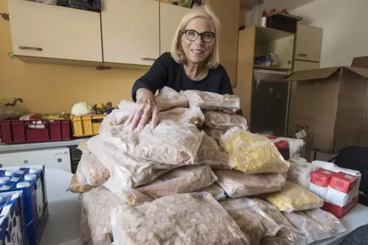Brigitte Seidler ist die Vorsitzende des Helferkreises Kalkofen. Am Samstag verteilte der Verein Cornflakes an Bedürftige.  Foto