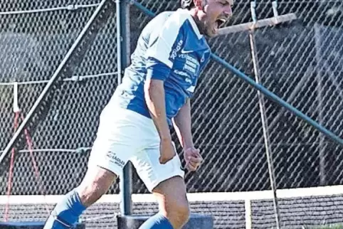 Schöner Jubelsprung: Der Mechtersheimer Mehmet Ekren feiert seinen frühen Treffer zur 1:0-Führung in Iggelheim.