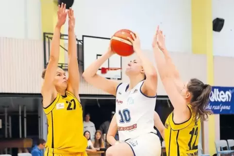 Zweitbeste Speyerer Korbschützin: Jessie Edwards (weiß) erzielt gegen München neun Punkte.