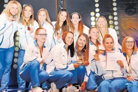 Stolze Deutsche Meisterinnen: das „Gym & Dance Team 1“ der TS Rodalben mit (hintere Reihe von links) Janine Fix, Beate Faulhaber