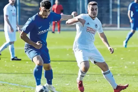 Fatjon Syla (links), hier mit FC-Spieler Jannis Faust, brachte den stark startenden VfR bereits nach sieben Minuten in Führung.