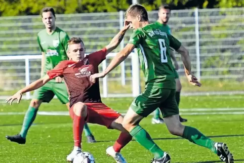 Die DJK Eppstein, hier Oliver Dämgen (rechts) mit MTSV-Spieler Max Schweitzer, kämpfte und wurde dafür belohnt.