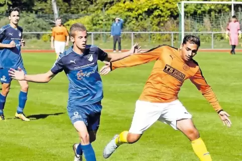 Arm an Arm: Nicolas Reich (links) vom SV Hochstellerhof und Robert Alija vom PSV Pirmasens.