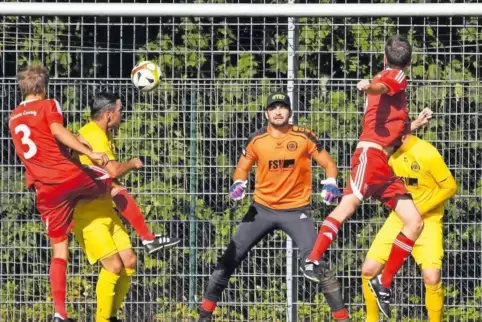 Volltreffer: Christian Müller (Zweiter von rechts) gelingt ein sehenswertes Kopfballtor zum 1:0 für den SV Palatia Contwig. Torw
