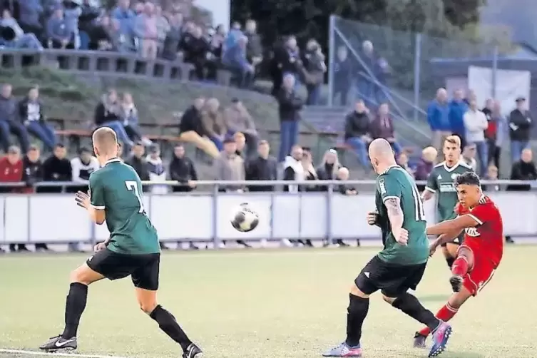 TSC-Angreifer Sayfedine Elkhadem (rechts) zieht ab, Peter Raje kommt zu sp&auml;t, links versucht Jannick Rinner den Schuss zu blocke