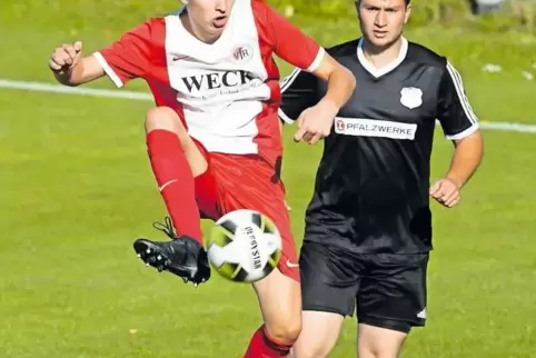 Volle Konzentration: Jonas Bäcker (l.) vom VfR Hundheim-Offenbach/Hinzweiler gegen Marvin Schmalenberger, SV Altenglan.