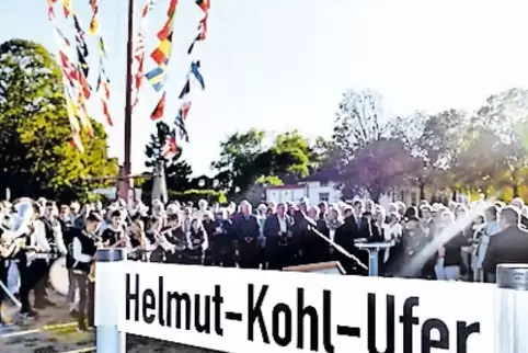 Zahlreiche Gäste kamen zur Enthüllung des Schilds.