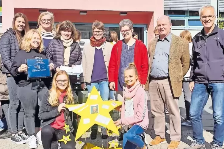 Ein Stern für van Gogh: Die Schülerinnen der 7c um Klassenlehrer Christoph Czech (rechts außen) widmeten ihren Stern den Niederl
