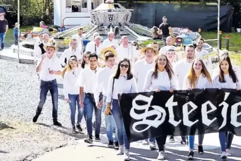 Hoch soll sie leben: Die Jugend bewahrt die Kerwetradition.