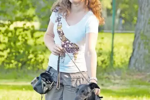 Team für einen Tag: Marktplatz-Mitarbeiterin Janina Mantay und Greyhound-Dame Ruby haben sich gut verstanden.