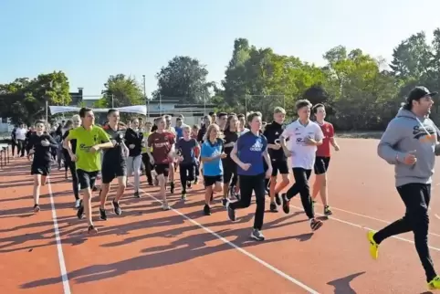 Laufen für den guten Zweck: Schüler der IGS Mutterstadt, angeführt von einem Sportlehrer.