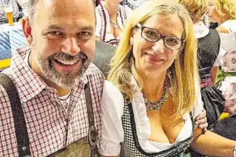 An die 500 Gäste feierten stilecht das Kindsbacher Oktoberfest, unter ihnen Stephanie und Heiko Thum.