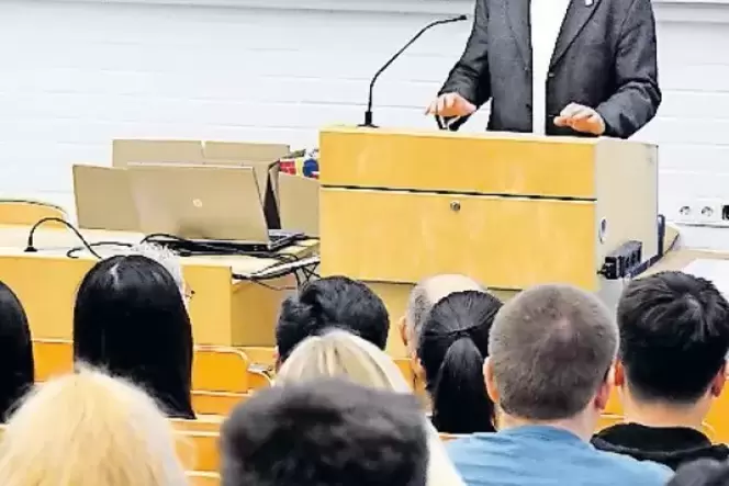 Dekan Ludwig Petz begrüßte die Erstsemester. Dekan Ludwig Petz begrüßte die Erstsemester.