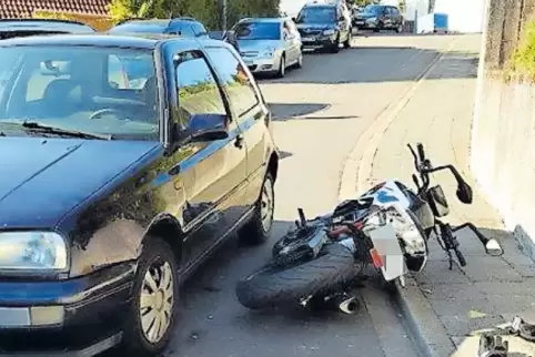 Gegen eine Mauer prallte ein Jugendlicher mit seinem Leichtkraftrad.