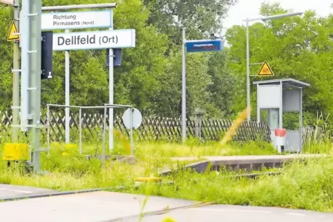 Der Bahnübergang wird komplett erneuert. Am 21. Dezember soll die neue Anlage in Betrieb gehen.