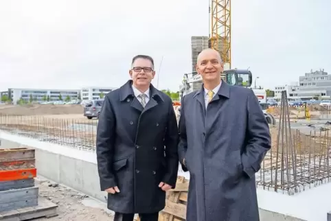 Die Moster-Geschäftsführer Rudolf Peter Moster und Götz Aumüller vor der Baustelle fürs Bürogebäude.
