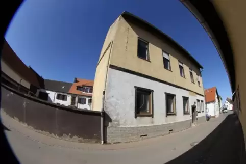 Dieses Haus in Battenberg wird bald abgerissen. Jahrelang suchte die Gemeinde einen Käufer dafür.  Foto: ABF 