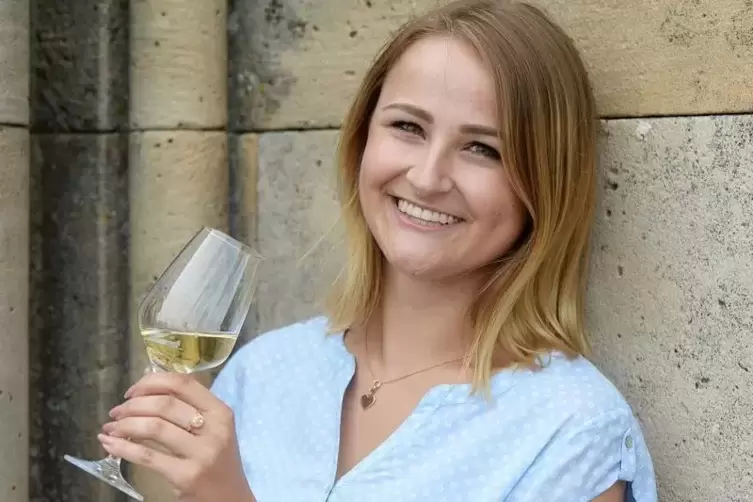 Anna-Lena Müsel aus Obrigheim bewirbt sich für das Amt der Pfälzischen Weinkönigin. Foto: Pfalzwein e. V.