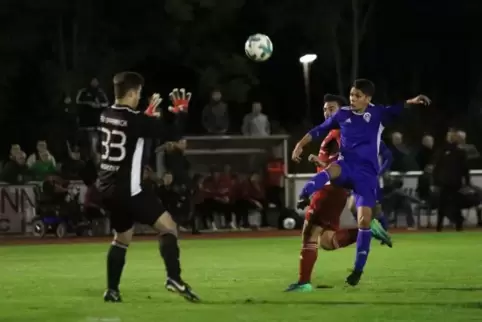 Das 0:1: Der Herxheimer Ismal Imre hebt den Ball über FSV-Torwart Pascal Radetzky. Foto: van 
