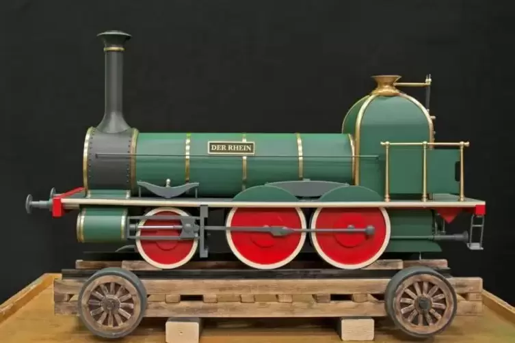 Modell der vor mehr als 160 Jahren im Rhein versunkenen Dampflokomotive. Foto: dpa 