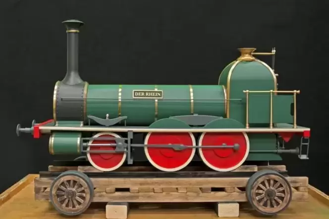 Modell der vor mehr als 160 Jahren im Rhein versunkenen Dampflokomotive. Foto: dpa