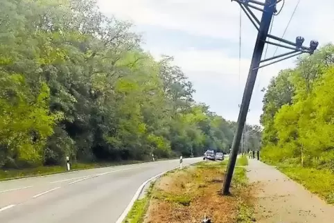 Durch den Aufprall des Autos ist der Strommast gebrochen.
