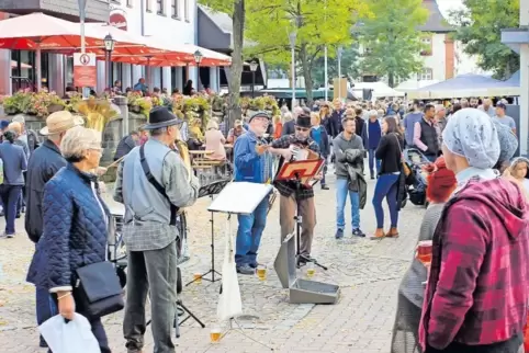Bummeln und genießen. Wenn in Ramstein Bauernmarkt ist, strömen die Menschen in die Innenstadt. Angebot und Rahmenprogramm sind 