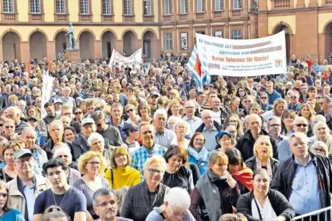 Buntes Bild: Teilnehmer des Demonstrationszugs bei der Kundgebung im Schloss-Ehrenhof.
