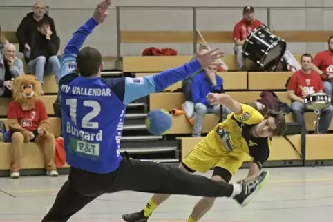 Der Mundenheimer Marco Binnes (rechts), hier im Spiel gegen Vallendar, war am Sonntag der Held des Abends. Foto: Kunz