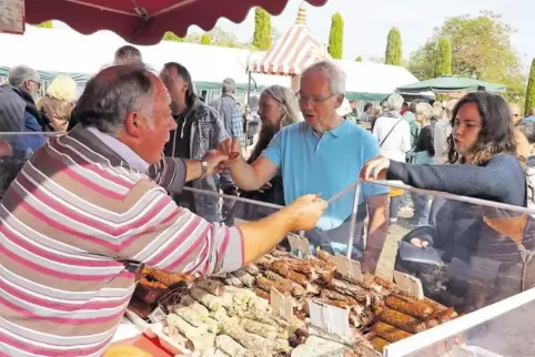 Patrick Gutfried (links) hatte gestern gut zu tun an seinem Stand.