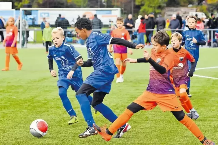Auftaktspiel: Der FC Speyer 09 (orange) eröffnet das Turnier gegen den VfB Bretten.