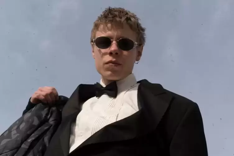 2_Jesper_Munk_Favorite_Stranger_Credit_Lewis_Lloyd.JPG