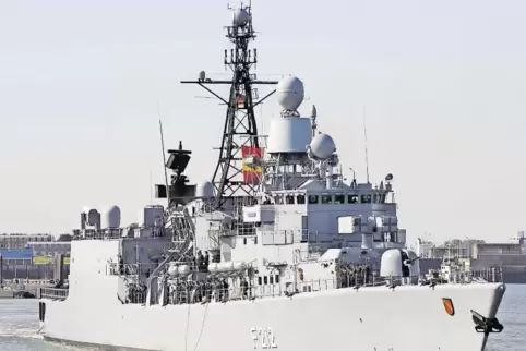 Die Fregatte Karlsruhe verlässt 2009 den Hafen Wilhelmshafen in Richtung Somalia: Die Karlsruhe wurde vor zwei Jahren ausgemuste