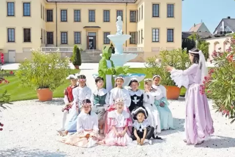 Prinzessin Adelgunde (rechts) und Frosch-Prinz Ferdinand amüsieren sich mit der goldenen Kugel. Der Fußgönheimer Spielkreis hat 