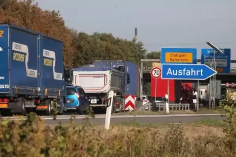 Zwischen Wörth und Karlsruhe werden die Fahrzeuge immer öfter zu Stehzeugen. Foto: VAN