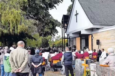 Viele Gäste kamen zur Glockenweihe und hörten dabei auch Klänge und Lieder des Blasorchesters und des Gesangvereins Meckenheim.