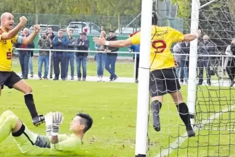 Marcel Thiede mit der 9 hat das 1:1 geschossen. Links Billigheims Kapitän Patrick Weller, am Boden Jockgrims Torhüter Florian Ga