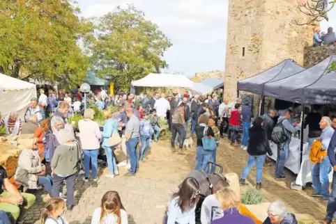 Der Bauernmarkt auf der Battenberger Burg zieht jedes Jahr viele Besucher an.