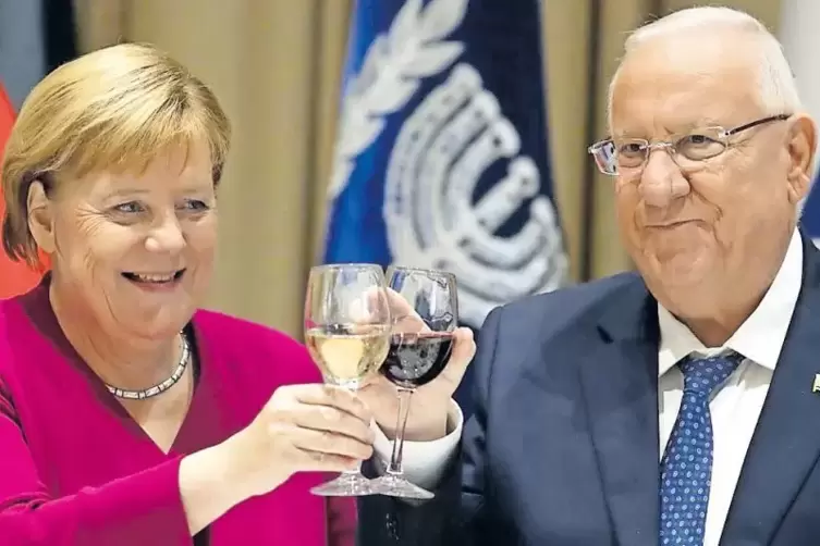 Bei ihrer Israelreise traf Kanzlerin Angela Merkel auch Staatspräsident Reuven Rivlin. Dieser hatte sich zuvor besorgt gezeigt ü