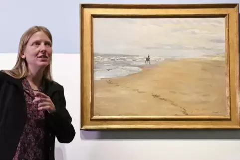 Die Kuratorin der Ausstellung , Karoline Feulner, erläutert das bislang verschollene Bild von Max Slevogt mit dem Titel «Strandb