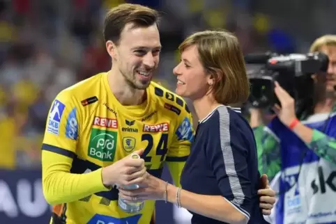 Geehrt: Löwen-Geschäftsführerin Jennifer Kettemann dankt Rekordmann Patrick Groetzki für dessen Treue – er bestritt sein 344. Sp