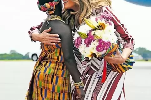 Ankunft in Accra: Melania Trump umarmt Lillian Naa Adai Sai, die den Gast mit Blumen in Ghana begrüßt hat.