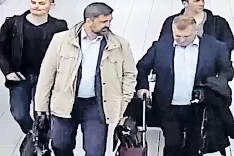 Dieses Bild der holländischen Behörden zeigt die mutmaßlichen russischen Agenten bei ihrer Ausreise aus den Niederlanden.