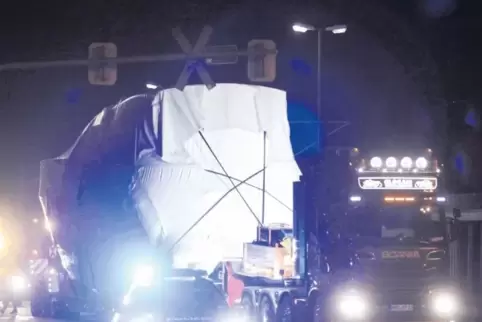 Der Schwertransport wurde von der Polizei begleitet.